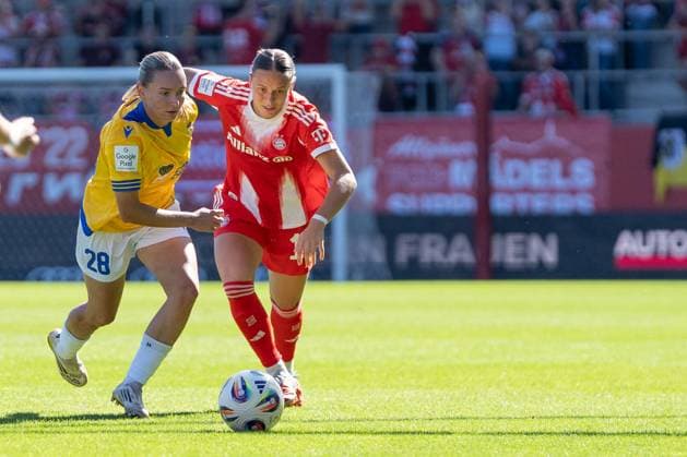 Emily Reske (28 Jena) und Klara Bühl (17 FC Bayern) in Aktion beim Google Pixel Frauen Bundesligaspiel FC Bayern München - FC Carl Zeiss Jena am 20.09.2025. München FC Bayern Campus Bayern Deutschland
