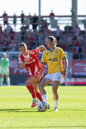 Emily Reske (28 Jena) und Klara Bühl (17 FC Bayern) in Aktion beim Google Pixel Frauen Bundesligaspiel FC Bayern München - FC Carl Zeiss Jena am 20.09.2025. München FC Bayern Campus Bayern Deutschland