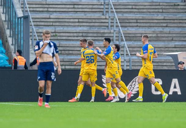 Fussball, Herren, Saison 2025 2026, 2. Bundesliga (6. Spieltag), Hertha BSC - SC Paderborn, v.l. Filip Bilbija (Paderborn), Sebastian Klaas (Paderborn), Raphael Obermair (Paderborn), Mika Baur (Paderborn), Steffen Tigges (Paderborn), Jubel nach Tor zum 0:2, links Marten Winkler (Hertha BSC), 20.09. 2025,