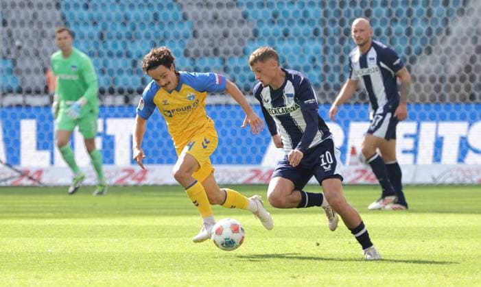 Mika Baur, Michael Cuisance Zweikampf Spielszene Aktion Fußball Fussball DFL 2.Bundesliga Herren 6.Spieltag Saison 2025 2026 20.09.2025 Hertha BSC Berlin vs. SC Paderborn SCP DFL regulations prohibit any use of photographs as image sequences and or quasi-video