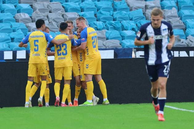 2. Fußball Bundesliga, Hertha BSC - SC Paderborn Torjubel, Jubel. Filip Bilbija (SC Paderborn 07 7) jubelt über das Tor zum 0:2 mit Santiago Castaneda (SC Paderborn 07 5), Raphael Obermair (SC Paderborn 07 23), Steffen Tigges (SC Paderborn 07 27), während der Begegnung in der 2. Fußball Bundesliga, Hertha BSC - SC Paderborn in Berlin, Olympiastadion, am 20.09.2025. DFB regulations prohibit any use of photographs as image sequences and or quasi video.