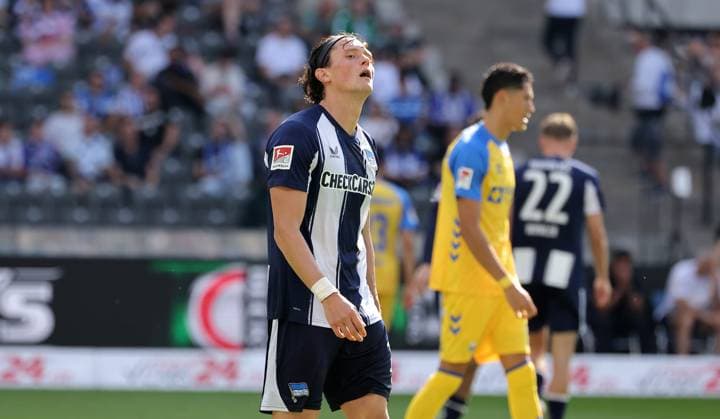 Fabian Reese enttäuscht Enttäuschung Fußball Fussball DFL 2.Bundesliga Herren 6.Spieltag Saison 2025 2026 20.09.2025 Hertha BSC Berlin vs. SC Paderborn SCP DFL regulations prohibit any use of photographs as image sequences and or quasi-video