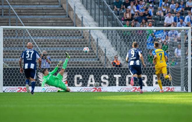 Fussball, Herren, Saison 2025 2026, 2. Bundesliga (6. Spieltag), Hertha BSC - SC Paderborn, Filip Bilbija (Paderborn) erzielt per Handelfmeter das Tor zum 0:2 gegen Torhüter Tjark Ernst (Hertha BSC), 20.09. 2025,
