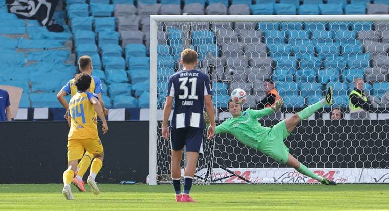 Filip Bilbija schießt Elfmeter Strafstoß gegen Torwart Tjark Ernst zum 0:2 Fußball Fussball DFL 2.Bundesliga Herren 6.Spieltag Saison 2025 2026 20.09.2025 Hertha BSC Berlin vs. SC Paderborn SCP DFL regulations prohibit any use of photographs as image sequences and or quasi-video