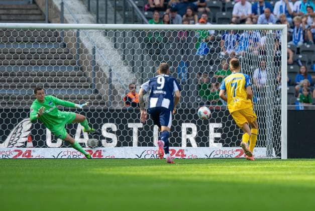 Fussball, Herren, Saison 2025 2026, 2. Bundesliga (6. Spieltag), Hertha BSC - SC Paderborn, Filip Bilbija (Paderborn) erzielt per Handelfmeter das Tor zum 0:2 gegen Torhüter Tjark Ernst (Hertha BSC), 20.09. 2025,