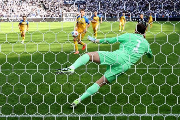 DEU, DFL, 2. FBL, Hertha BSC vs. Paderborn, 20.09.2025, Berliner Olympiastadion, Berlin, DEU, DFL, 2. FBL, Hertha BSC vs. Paderborn, im Bild 11m zum 0:2 durch Filip Bilbija (SC Paderborn 7), Tjark Ernst (Hertha BSC Berlin 1) DFL - regulations prohibit any use of Photographs as image sequences and or quasi-video