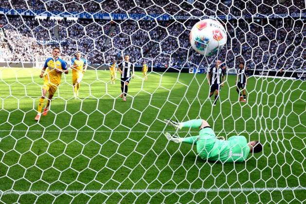 DEU, DFL, 2. FBL, Hertha BSC vs. Paderborn, 20.09.2025, Berliner Olympiastadion, Berlin, DEU, DFL, 2. FBL, Hertha BSC vs. Paderborn, im Bild 11m zum 0:2 durch Filip Bilbija (SC Paderborn 7), Tjark Ernst (Hertha BSC Berlin 1) DFL - regulations prohibit any use of Photographs as image sequences and or quasi-video *** DEU, DFL, 2 FBL, Hertha BSC vs Paderborn, 20 09 2025, Berliner Olympiastadion, Berlin, DEU, DFL, 2 FBL, Hertha BSC vs Paderborn, im Bild 11m zum 0 2 durch Filip Bilbija SC Paderborn 7 , Tjark Ernst Hertha BSC Berlin 1 DFL regulations prohibit any use of Photographs as image sequences and or quasi video nordphotoxGmbHx xEngler nph00076