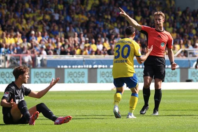 20.09.2025, xpfrx, Fussball 2.Bundesliga, Eintracht Braunschweig - SV Elversberg v.l. Otto Emerson Stange (SV Elversberg) Robin Heußer Heusser (Eintracht Braunschweig) Schiedsrichter Referee Jarno Wienefeld (Hamburg) (DFL DFB REGULATIONS PROHIBIT ANY USE OF PHOTOGRAPHS as IMAGE SEQUENCES and or QUASI-VIDEO) Braunschweig