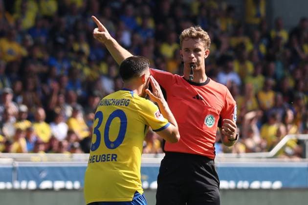 20.09.2025, xpfrx, Fussball 2.Bundesliga, Eintracht Braunschweig - SV Elversberg v.l. Robin Heußer Heusser (Eintracht Braunschweig) Schiedsrichter Referee Jarno Wienefeld (Hamburg) (DFL DFB REGULATIONS PROHIBIT ANY USE OF PHOTOGRAPHS as IMAGE SEQUENCES and or QUASI-VIDEO) Braunschweig