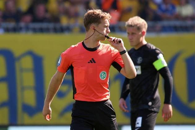 20.09.2025, xpfrx, Fussball 2.Bundesliga, Eintracht Braunschweig - SV Elversberg v.l. Schiedsrichter Referee Jarno Wienefeld (Hamburg) (DFL DFB REGULATIONS PROHIBIT ANY USE OF PHOTOGRAPHS as IMAGE SEQUENCES and or QUASI-VIDEO) Braunschweig