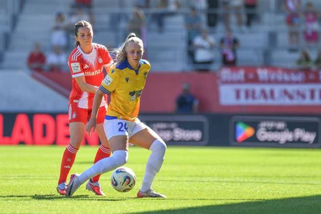 Tuva Hansen (6 FC Bayern) und Isabella Jaron (24 Jena) in Aktion beim Google Pixel Frauen Bundesligaspiel FC Bayern München - FC Carl Zeiss Jena am 20.09.2025. München FC Bayern Campus Bayern Deutschland