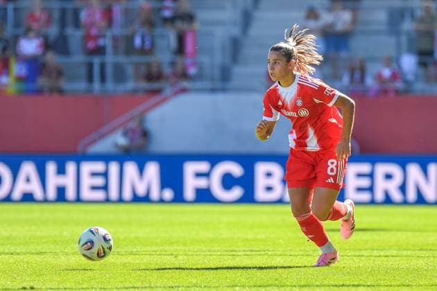 Lena Oberdorf (8 Bayern) in Aktion beim Google Pixel Frauen Bundesligaspiel FC Bayern München - FC Carl Zeiss Jena am 20.09.2025. München FC Bayern Campus Bayern Deutschland