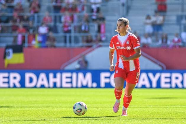 Lena Oberdorf (8 Bayern) in Aktion beim Google Pixel Frauen Bundesligaspiel FC Bayern München - FC Carl Zeiss Jena am 20.09.2025. München FC Bayern Campus Bayern Deutschland