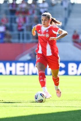 Lena Oberdorf (8 Bayern) in Aktion beim Google Pixel Frauen Bundesligaspiel FC Bayern München - FC Carl Zeiss Jena am 20.09.2025. München FC Bayern Campus Bayern Deutschland