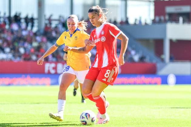 Emily Reske (28 Jena) und Lena Oberdorf (8 Bayern) in Aktion beim Google Pixel Frauen Bundesligaspiel FC Bayern München - FC Carl Zeiss Jena am 20.09.2025. München FC Bayern Campus Bayern Deutschland