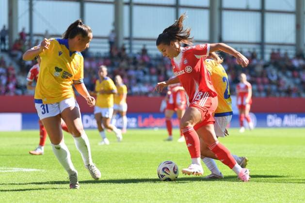 Nelly Juckel (31 Jena) , Emily Reske (28 Jena) und Lena Oberdorf (8 Bayern) in Aktion beim Google Pixel Frauen Bundesligaspiel FC Bayern München - FC Carl Zeiss Jena am 20.09.2025. München FC Bayern Campus Bayern Deutschland