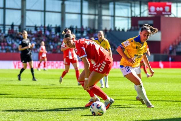 Klara Bühl (17 FC Bayern) und Nelly Juckel (31 Jena) in Aktion beim Google Pixel Frauen Bundesligaspiel FC Bayern München - FC Carl Zeiss Jena am 20.09.2025. München FC Bayern Campus Bayern Deutschland