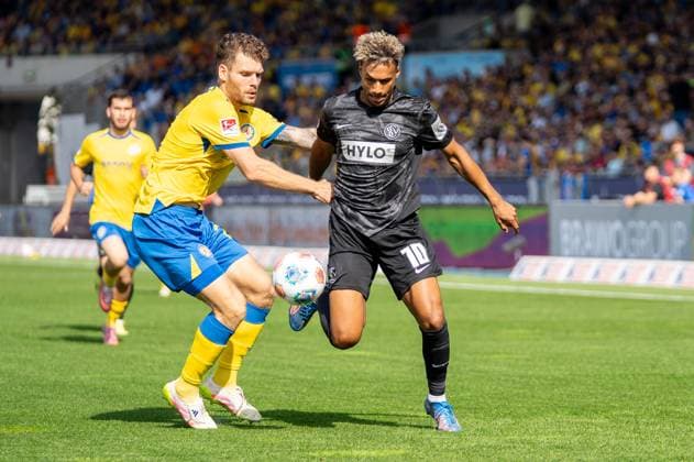 Deutschland: Fussball 2. Bundesliga, 6. Spieltag 2025 2026, Eintracht Braunschweig-SV Elversberg am 20.09.2025 in Braunschweig (Eintracht-Stadion): Zweikampf Kevin Ehlers (Eintracht Braunschweig 21) und BambasÃ ContÃ (SV Elversberg 10)