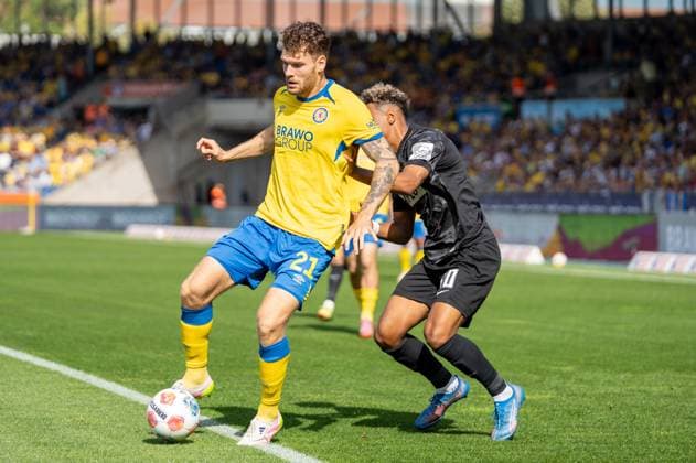 Deutschland: Fussball 2. Bundesliga, 6. Spieltag 2025 2026, Eintracht Braunschweig-SV Elversberg am 20.09.2025 in Braunschweig (Eintracht-Stadion): Zweikampf Kevin Ehlers (Eintracht Braunschweig 21) und BambasÃ ContÃ (SV Elversberg 10)