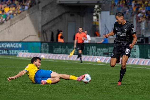 Deutschland: Fussball 2. Bundesliga, 6. Spieltag 2025 2026, Eintracht Braunschweig-SV Elversberg am 20.09.2025 in Braunschweig (Eintracht-Stadion): Zweikampf Younes Ebnoutalib (SV Elversberg 22)