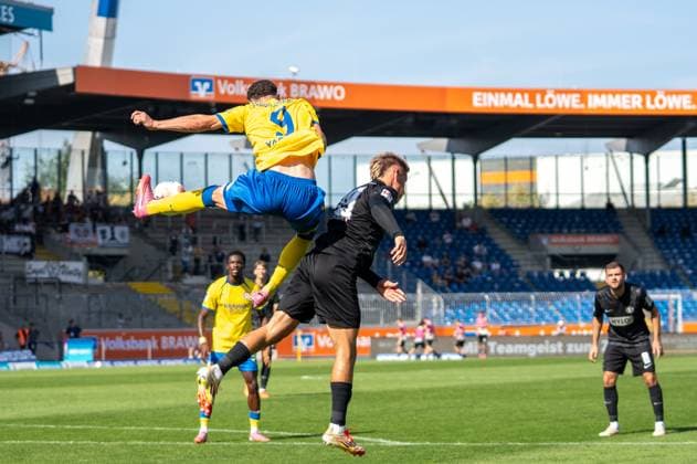 Deutschland: Fussball 2. Bundesliga, 6. Spieltag 2025 2026, Eintracht Braunschweig-SV Elversberg am 20.09.2025 in Braunschweig (Eintracht-Stadion): Luftduell