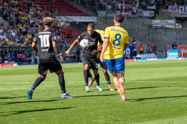 Deutschland: Fussball 2. Bundesliga, 6. Spieltag 2025 2026, Eintracht Braunschweig-SV Elversberg am 20.09.2025 in Braunschweig (Eintracht-Stadion): Tor zum 1:2 Jan Gyamerah (SV Elversberg 30)