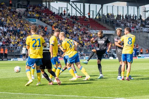 Deutschland: Fussball 2. Bundesliga, 6. Spieltag 2025 2026, Eintracht Braunschweig-SV Elversberg am 20.09.2025 in Braunschweig (Eintracht-Stadion): Tor zum 1:2 Jan Gyamerah (SV Elversberg 30)