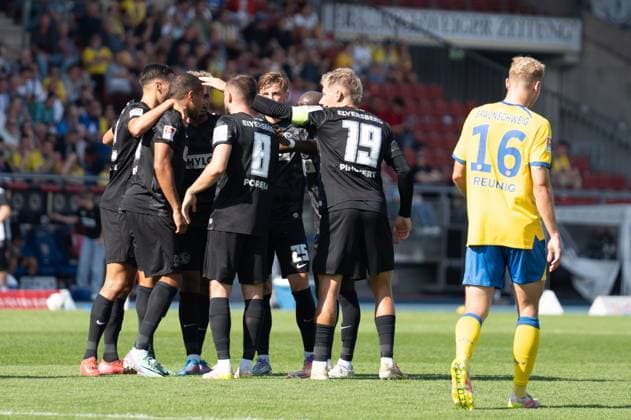 Deutschland: Fussball 2. Bundesliga, 6. Spieltag 2025 2026, Eintracht Braunschweig-SV Elversberg am 20.09.2025 in Braunschweig (Eintracht-Stadion): Torjubel zum 1:2