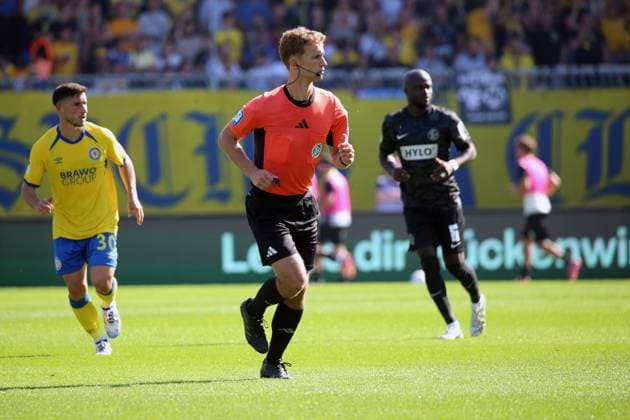 20.09.2025, xpfrx, Fussball 2.Bundesliga, Eintracht Braunschweig - SV Elversberg v.l. Schiedsrichter Referee Jarno Wienefeld (Hamburg) (DFL DFB REGULATIONS PROHIBIT ANY USE OF PHOTOGRAPHS as IMAGE SEQUENCES and or QUASI-VIDEO) Braunschweig