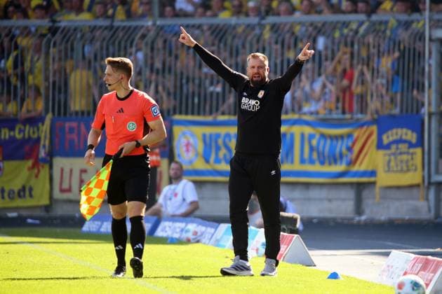 20.09.2025, xpfrx, Fussball 2.Bundesliga, Eintracht Braunschweig - SV Elversberg v.l. Trainer Coach Heiner Backhaus (Eintracht Braunschweig) gibt Anweisungen, gestikuliert, mit den Armen gestikulieren gives instructions, gesticulate (DFL DFB REGULATIONS PROHIBIT ANY USE OF PHOTOGRAPHS as IMAGE SEQUENCES and or QUASI-VIDEO) Braunschweig