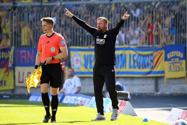 20.09.2025, xpfrx, Fussball 2.Bundesliga, Eintracht Braunschweig - SV Elversberg v.l. Trainer Coach Heiner Backhaus (Eintracht Braunschweig) gibt Anweisungen, gestikuliert, mit den Armen gestikulieren gives instructions, gesticulate (DFL DFB REGULATIONS PROHIBIT ANY USE OF PHOTOGRAPHS as IMAGE SEQUENCES and or QUASI-VIDEO) Braunschweig