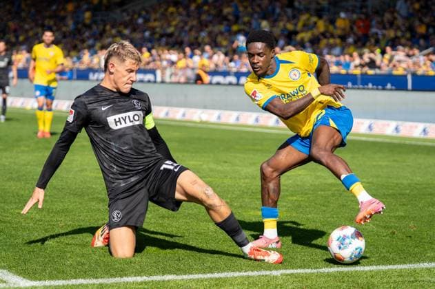Deutschland: Fussball 2. Bundesliga, 6. Spieltag 2025 2026, Eintracht Braunschweig-SV Elversberg am 20.09.2025 in Braunschweig (Eintracht-Stadion): Christian Joe Conteh (Eintracht Braunschweig 32) und Lukas Pinckert (SV Elversberg 19)