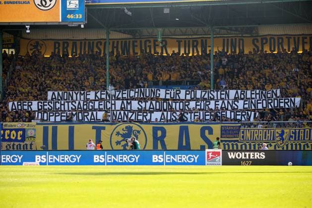 20.09.2025, xpfrx, Fussball 2.Bundesliga, Eintracht Braunschweig - SV Elversberg v.l. Fans Braunschweig, Stimmung, Schals, Ultras, Zuschauer, Besucher Spruchband Polizei (DFL DFB REGULATIONS PROHIBIT ANY USE OF PHOTOGRAPHS as IMAGE SEQUENCES and or QUASI-VIDEO) Braunschweig