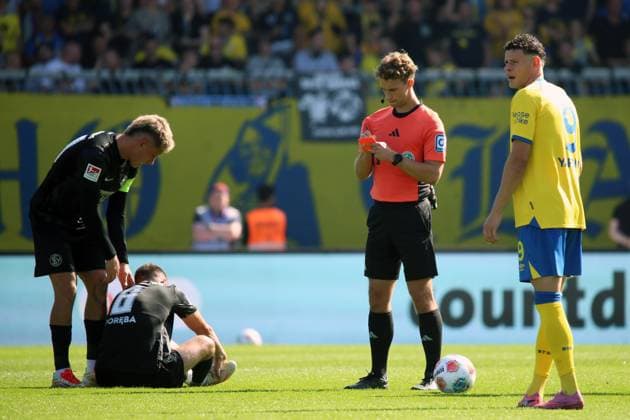 20.09.2025, xpfrx, Fussball 2.Bundesliga, Eintracht Braunschweig - SV Elversberg v.l. Lukas Pinckert (SV Elversberg) Lukasz Poreba (SV Elversberg) Schiedsrichter Referee Jarno Wienefeld (Hamburg) Erencan Yardimici (Eintracht Braunschweig) (DFL DFB REGULATIONS PROHIBIT ANY USE OF PHOTOGRAPHS as IMAGE SEQUENCES and or QUASI-VIDEO) Braunschweig
