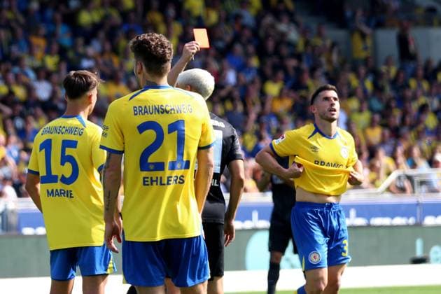 20.09.2025, xpfrx, Fussball 2.Bundesliga, Eintracht Braunschweig - SV Elversberg v.l. Schiedsrichter Referee Jarno Wienefeld (Hamburg) zeigt Robin Heußer Heusser (Eintracht Braunschweig) die gelb rote Karte Platzverweis (DFL DFB REGULATIONS PROHIBIT ANY USE OF PHOTOGRAPHS as IMAGE SEQUENCES and or QUASI-VIDEO) Braunschweig