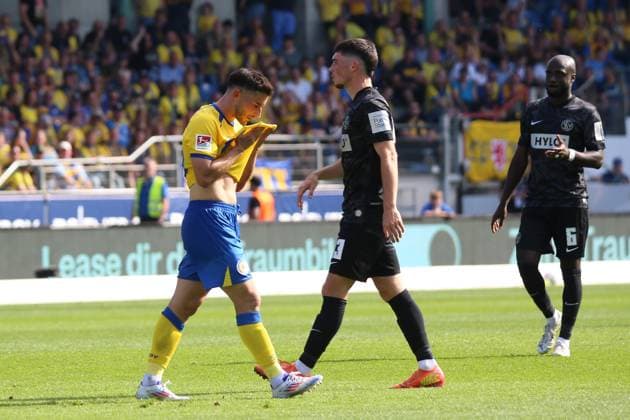 20.09.2025, xpfrx, Fussball 2.Bundesliga, Eintracht Braunschweig - SV Elversberg v.l. Robin Heußer Heusser (Eintracht Braunschweig) nach der gelb roten Karte Platzverweis (DFL DFB REGULATIONS PROHIBIT ANY USE OF PHOTOGRAPHS as IMAGE SEQUENCES and or QUASI-VIDEO) Braunschweig