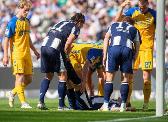 Fussball, Herren, Saison 2025 2026, 2. Bundesliga (6. Spieltag), Hertha BSC - SC Paderborn, Dawid Kownacki (Hertha BSC) am Boden, 20.09. 2025,