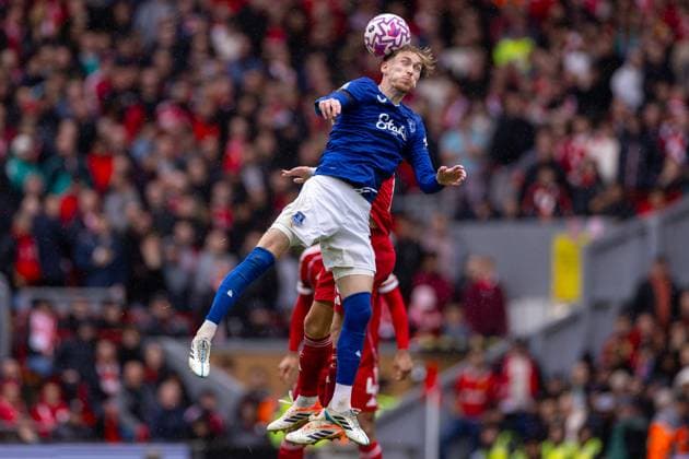 Football - FA Premier League - Liverpool FC v Everton FC LIVERPOOL, ENGLAND - Saturday, September 20, 2025: Liverpool s Alexis Mac Allister challenges for a header with Everton s Jake O Brien during the FA Premier League match between Liverpool FC and Everton FC at Anfield. The 247th Merseyside Derby. (Photo by David Rawcliffe Propaganda) LIVERPOOL Anfield MERSEYSIDE ENGLAND  Copyright: xDavidxRawcliffex P2025-09-20-Liverpool_Everton-47