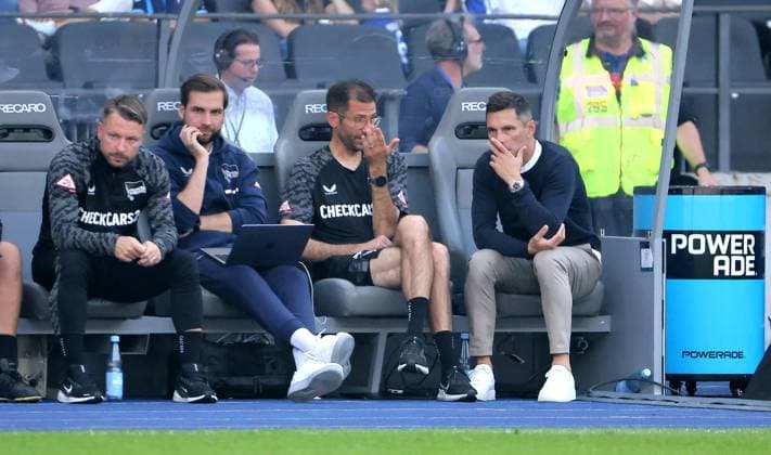 Co Trainer Andre Mijatovic, Trainer Stefan Leitl nachdenklich Fußball Fussball DFL 2.Bundesliga Herren 6.Spieltag Saison 2025 2026 20.09.2025 Hertha BSC Berlin vs. SC Paderborn SCP DFL regulations prohibit any use of photographs as image sequences and or quasi-video