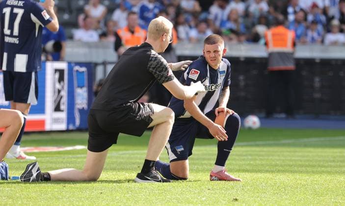 Dawid Kownacki am Kopf verletzt Fußball Fussball DFL 2.Bundesliga Herren 6.Spieltag Saison 2025 2026 20.09.2025 Hertha BSC Berlin vs. SC Paderborn SCP DFL regulations prohibit any use of photographs as image sequences and or quasi-video