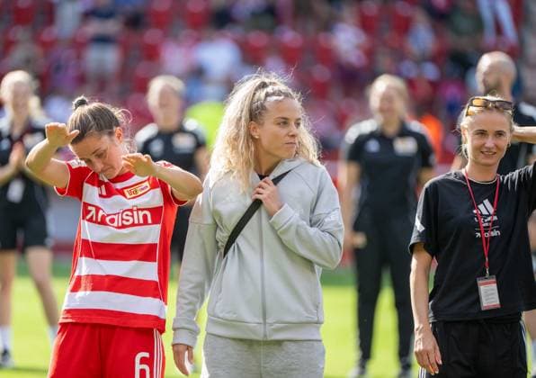 Fußball, Frauen, Saison 2025 2026, Google Pixel Frauen-Bundesliga (3. Spieltag), 1. FC Union Berlin - SGS Essen, v. l. Celine Frank, Jenny Hipp (1. Frauen 1. FC Union), Judith Steinert, auf der Ehrenrunde, Jubel nach dem Abpfiff, 20.09. 2025, Copyright: xMatthiasxKochx