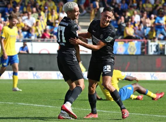 20.09.2025, xpfrx, Fussball 2.Bundesliga, Eintracht Braunschweig - SV Elversberg v.l. Frederik Schmahl, Younes Eboutalib (Elversberg) bejubeln den Treffer zum 1:3 (DFL DFB REGULATIONS PROHIBIT ANY USE OF PHOTOGRAPHS as IMAGE SEQUENCES and or QUASI-VIDEO) Braunschweig
