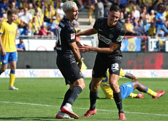20.09.2025, xpfrx, Fussball 2.Bundesliga, Eintracht Braunschweig - SV Elversberg v.l. Frederik Schmahl, Younes Eboutalib (Elversberg) bejubeln den Treffer zum 1:3 (DFL DFB REGULATIONS PROHIBIT ANY USE OF PHOTOGRAPHS as IMAGE SEQUENCES and or QUASI-VIDEO) Braunschweig