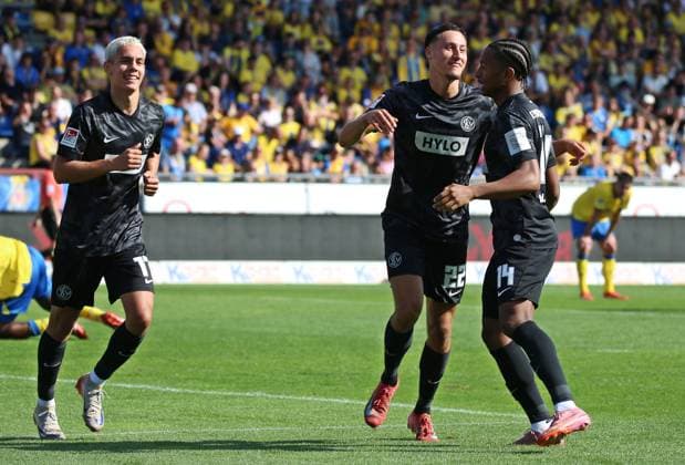 20.09.2025, xpfrx, Fussball 2.Bundesliga, Eintracht Braunschweig - SV Elversberg v.l. Frederik Schmahl, Younes Eboutalib, Jarzinho Malanga (Elversberg) bejubeln den Treffer zum 1:3 (DFL DFB REGULATIONS PROHIBIT ANY USE OF PHOTOGRAPHS as IMAGE SEQUENCES and or QUASI-VIDEO) Braunschweig
