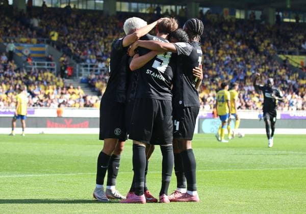 20.09.2025, xpfrx, Fussball 2.Bundesliga, Eintracht Braunschweig - SV Elversberg Spieler Elversberg bejubeln den Treffer zum 1:3 (DFL DFB REGULATIONS PROHIBIT ANY USE OF PHOTOGRAPHS as IMAGE SEQUENCES and or QUASI-VIDEO) Braunschweig