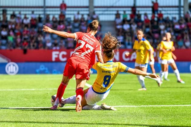 Arianna Caruso (27 Bayern) und Felicia Sträßer (8 Jena) in Aktion beim Google Pixel Frauen Bundesligaspiel FC Bayern München - FC Carl Zeiss Jena am 20.09.2025. München FC Bayern Campus Bayern Deutschland