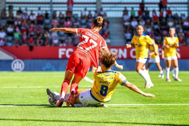 Arianna Caruso (27 Bayern) und Felicia Sträßer (8 Jena) in Aktion beim Google Pixel Frauen Bundesligaspiel FC Bayern München - FC Carl Zeiss Jena am 20.09.2025. München FC Bayern Campus Bayern Deutschland