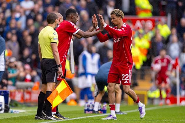 Football - FA Premier League - Liverpool FC v Everton FC LIVERPOOL, ENGLAND - Saturday, September 20, 2025: Liverpool s Hugo Ekitike is replaced by substitute Alexander Isak during the FA Premier League match between Liverpool FC and Everton FC at Anfield. The 247th Merseyside Derby. (Photo by David Rawcliffe Propaganda) LIVERPOOL Anfield MERSEYSIDE ENGLAND  Copyright: xDavidxRawcliffex P2025-09-20-Liverpool_Everton-55