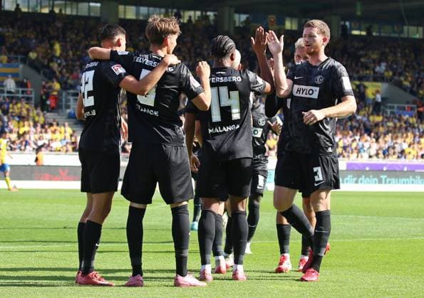 20.09.2025, xpfrx, Fussball 2.Bundesliga, Eintracht Braunschweig - SV Elversberg v.l. Younes Ebnoutalib, Otto Stange, Jarzinho Malanga, Florian Le Joncour (Elversberg) bejubeln den Treffer zum 1:3 (DFL DFB REGULATIONS PROHIBIT ANY USE OF PHOTOGRAPHS as IMAGE SEQUENCES and or QUASI-VIDEO) Braunschweig
