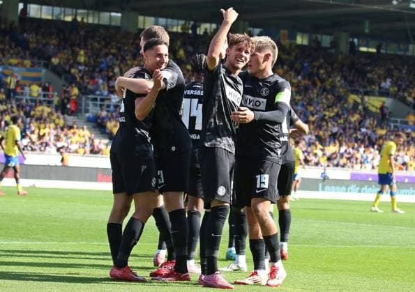 20.09.2025, xpfrx, Fussball 2.Bundesliga, Eintracht Braunschweig - SV Elversberg v.l. Younes Ebnoutalib, Florian Le Joncour, Otto Stange, Lukas Pinckert (Elversberg) bejubeln den Treffer zum 1:3 (DFL DFB REGULATIONS PROHIBIT ANY USE OF PHOTOGRAPHS as IMAGE SEQUENCES and or QUASI-VIDEO) Braunschweig